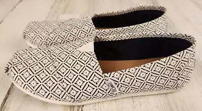 Toms Black/White Geo Print Canvas Slip On Flats Shoes Women's Size 9.5  Perfect • $13.99