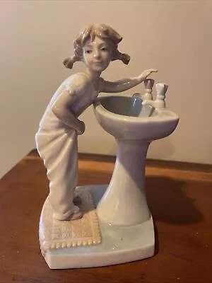 Lladro Spain Girl At Sink Figurine #4838  Clean Up Time  • $45