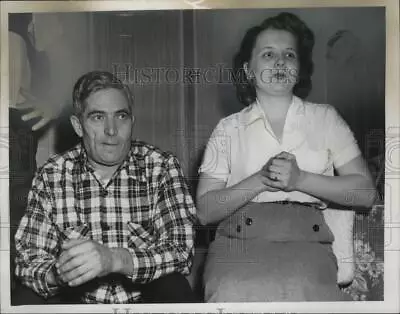 1951 Press Photo Mr. And Mrs. Paul Ciarcia Watch Joey Maxim Boxer - Cvb76539 • $17.99