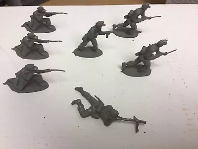 Vintage Toy Soldiers Airfix 1/32 Scale WW2 - 7 Figures • £3.99