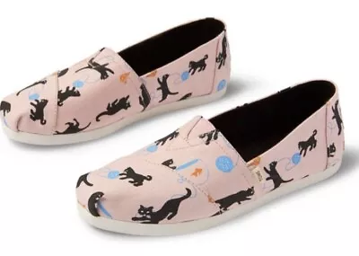 NEW TOMS Limited Edition STRAWBERRY CREAM KITTY Kitties Print SHOES SIZE 9.5 M • $19.99