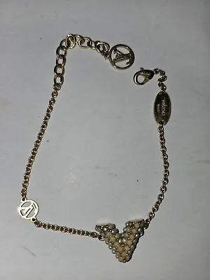 Louis Vuitton Faux Pearl Essentials V Perle Bracelet • £145