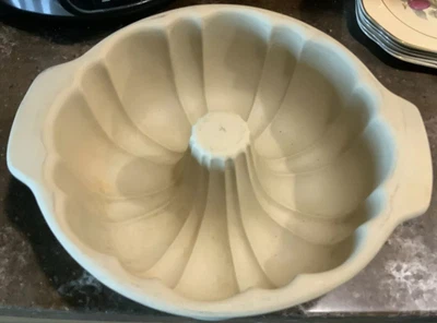 $29 • Buy Pampered Chef Family Heritage Bundt Pan