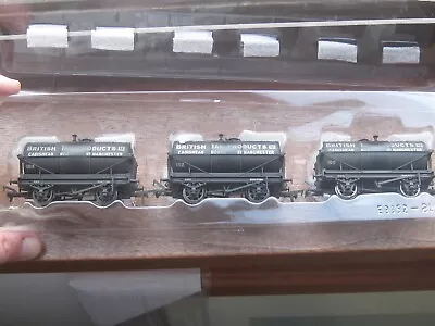 Bachmann Ref. 37-672  British Tar Prod.  Set Of 3 14T Tank Wagons Weathered OO • $139.95