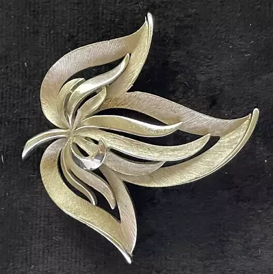 Vintage Signed By TRIFARI 3D Textured And Polished Silver Tone Leaf Pin Brooch • $22.98