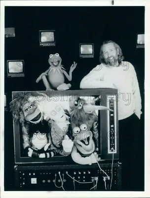 1988 Press Photo Jim Henson With Muppets Busting Out Of TV Set Kermit • $15
