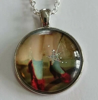 £5.99 • Buy Dorothy's Ruby Slippers Necklace Wizard Of Oz Theme Necklace  Cabachon 20  Chain