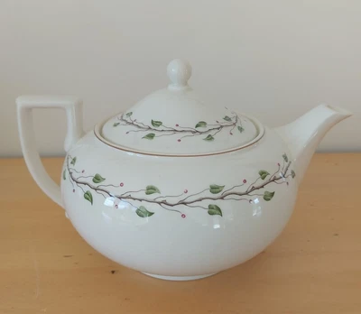 £9.99 • Buy Wedgwood Green Leaf Teapot Queen's Ware