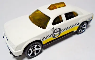 2002 Matchbox Taxi Cab #577 White 1:64 Diecast 2 3/4  Car With Yellow & Black • $10.99