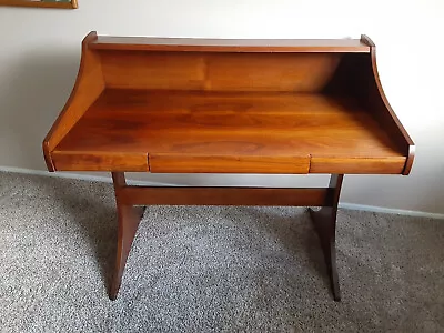 Kroehler Mid Century Modern Walnut Desk 1970s Beautiful Lines • $1300