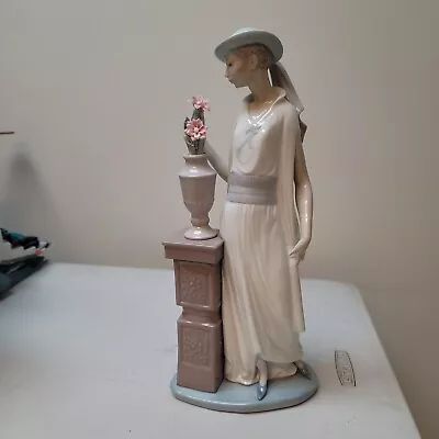 Lladro Lady Grand Casino MINT COND.  13.5  Tall Lady W/ Flower Vase. • $360