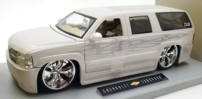 Jada 1/18 Scale Diecast 63152 - Chevrolet Suburban - White • $74.66