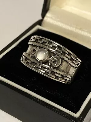 Mens/Ladies Wide Sterling Silver White Moonstone (?) Cabachon Ring. Sz V (6.9g) • $28.53
