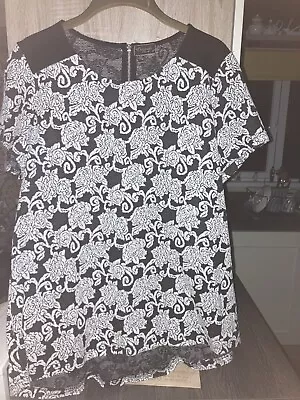 Black & White Short Sleeve  Longline Top Size 18 • £6