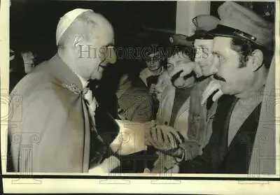 1974 Press Photo Pope Paul VI Shakes Hands With Roman Garbage Collectors In Rome • $19.99