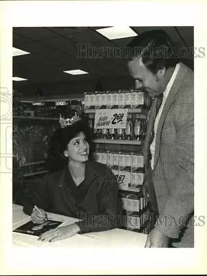 1984 Press Photo Tamara Hext Miss Texas Signs Autograph For Robert Cinek • $16.99