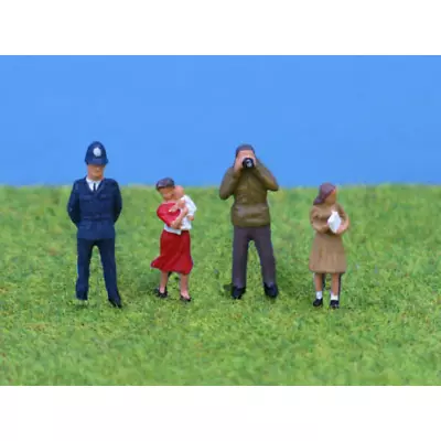 P&D Marsh PDZ02 Standing People - OO Gauge Model Railway Figures • £9.95