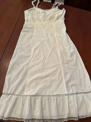 Vintage Barbizon Rio ZEPHAIRE BATISTE FULL SLIP White Scallop Size 12 Miss • $19.50