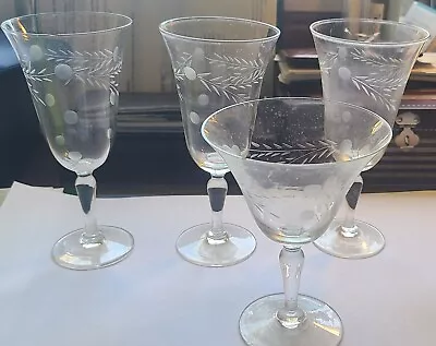 Vtg Set 4 Etched Glasses Barware Stemware Vine And Leaf Design 2 Chips 5  & 6.5  • $9.99