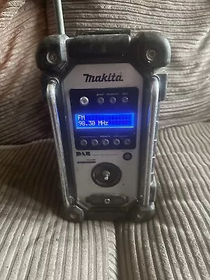 Makita DMR104 DAB Site Radio POWERS ON BUT NOT FINDING SIGNAL • £20