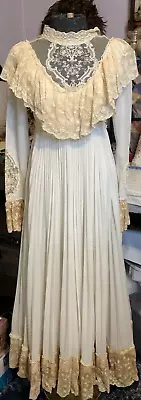 Vintage Wedding Dress. Lots Of Lace. Lined. Handmade. SZ: XS Slight Damage • $59