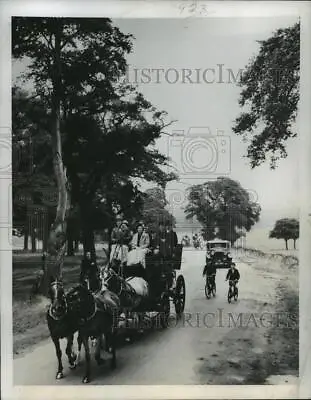 1947 Press Photo A Horse Drawn Carriage On Its Way To Richmond Royal Horse Show • $19.99