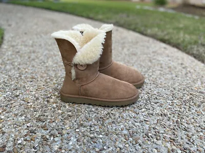 UGG Womens Bailey Button II Size US 8 - Chestnut • $25