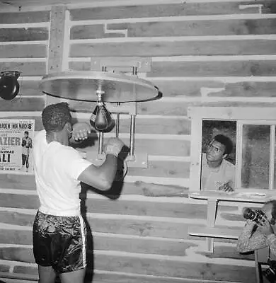 Muhammad Ali Watching Floyd Patterson Through Window 1972 OLD BOXING PHOTO • $5.51