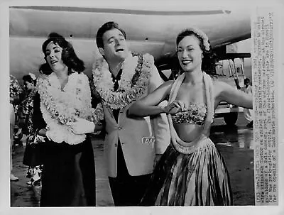 1951 Elizabeth Taylor & Mike Todd Hula Dancing Wire Photo • $24.99