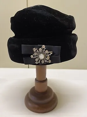 1930’s Black Velvet CLOCHE Ladies Mourning Hat Embellished Bow & Star Brooch • $80