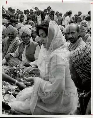 1970 Press Photo Maharani Maharaja Jaipur Makes Offering To Gods. - Hpa72574 • $19.99