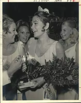 1969 Press Photo Miss Texas-World Connie Haggard Crowned At Houston - Hcb06446 • $19.99