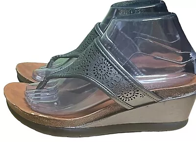 Minnetonka Sandals Women's Size 8 Pewter Thong Cutout Leather Upper • $14.62