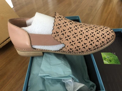 Django & Juliette Size 39 Anja Beige Leather Flats • $90