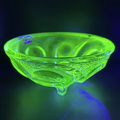 AMAZING RARE VINTAGE 1930's WALTHER & SOHNE ATLAS FOOTED URANIUM ART GLASS BOWL • $650