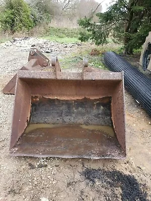 £499 • Buy Hymac Bucket Without Teeth, 1300mm Width, Can Take 70mm Pins, Used On Hymac 141C