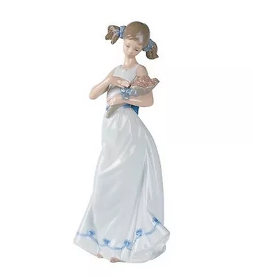 Nao By Lladro    Spring  Petals     1366   Mint & Reduced • $199