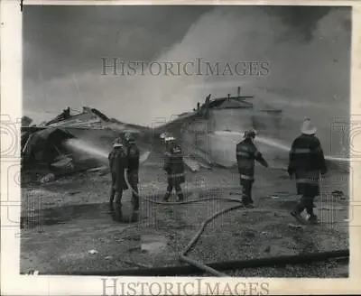 1972 Press Photo Firemen Pour Water Into Abandoned Storage At Clio And Derbigny • £19.29
