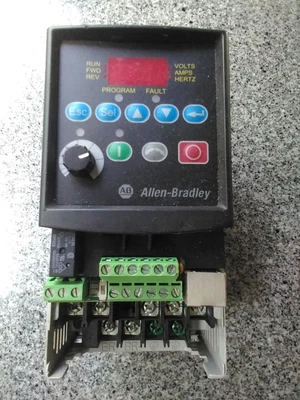 $125 • Buy ALLEN BRADLEY 22A-V2P3N104 SERIES A POWERFLEX 4 AC DRIVE .5HP Mfg 2014 For Parts