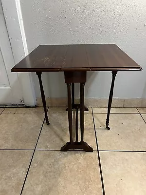 Vintage Bombay Company Drop Leaf  Side End Accent Mahogany Table ￼ • $299.99