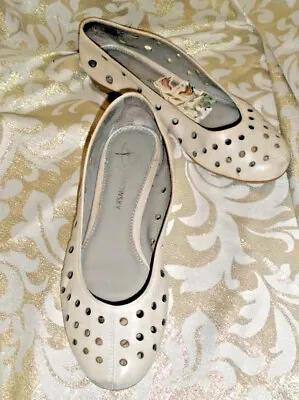 B Makowsky Beige Perforated Leather Ballet Flats Loafers Slides 7 M. Bf Dottie • $12.99