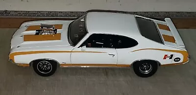 Acme: 1:18 1972 Oldsmobile 442 White/gold Stripe - Hurst Drag Outlaw - A1805620 • $124.95