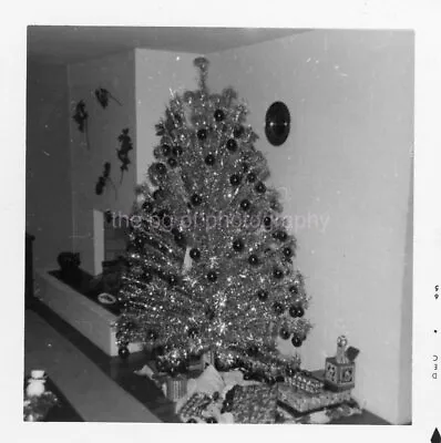 CHRISTMAS TREE Vintage FOUND PHOTO Black+ White Snapshot ORIGINAL  211 LA 96 • $12.99