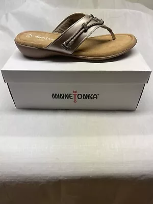 Minnetonka Silverthorne 360 Women’s NWB Thong Sandals Metallic Leather Size 9M • $24.95