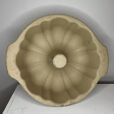 $15 • Buy Pampered Chef Fluted Bundt Pan Family Heritage Stoneware 10”