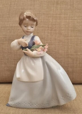 £10 • Buy A Exquisite  Nao Lladro Porcelain Figurine Of Young Girl.
