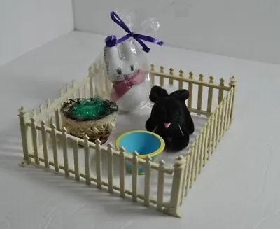 $25 • Buy Vintage Lot Of Five: Easter Baskets * White Fence * White And Black Rabbits 