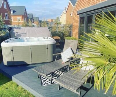Red Spa Luxury 6 Person Hot Tub - 46 Jets • £1750