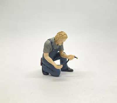 Motorhead Miniatures Diorama 1/18 Figure Gas Station Mechanic Inflating Tires • $29.90