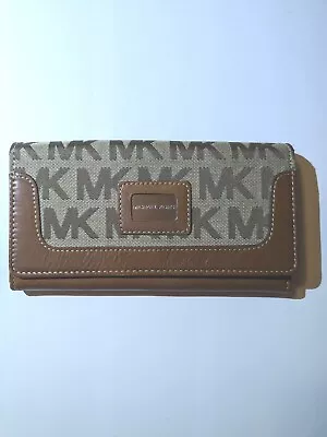 Michael Kors Brookville Carry All Wallet • $40
